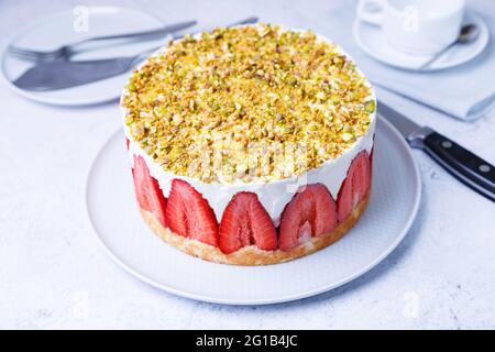 Freesier-Kuchen mit frischen Erdbeeren und Pistazien. Klassisches französisches Dessert. Nahaufnahme. Stockfoto