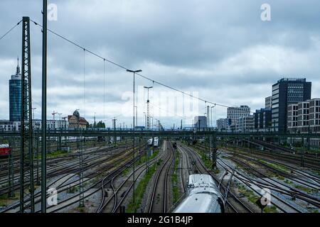 Am S-Bahnhof Hackerbrücke in der Nähe des Münchner Hauptbahnhofs. Neben der Hackerbrücke befindet sich der zentrale Busbahnhof (ZOB). Stockfoto