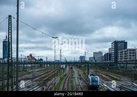 Am S-Bahnhof Hackerbrücke in der Nähe des Münchner Hauptbahnhofs. Neben der Hackerbrücke befindet sich der zentrale Busbahnhof (ZOB). Stockfoto