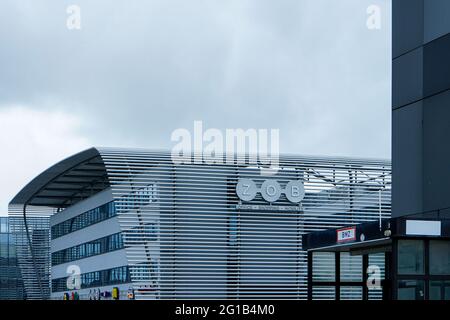 Am S-Bahnhof Hackerbrücke in der Nähe des Münchner Hauptbahnhofs. Neben der Hackerbrücke befindet sich der zentrale Busbahnhof (ZOB). Stockfoto