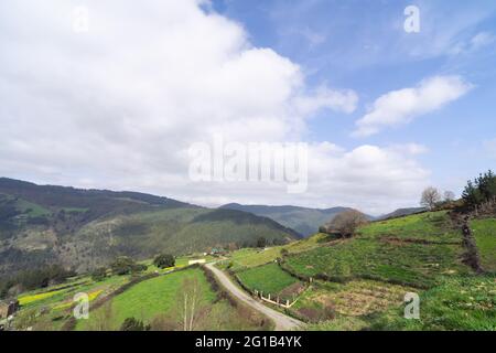 Frühlingslandschaft aus Wiesen und Bergen. Horizontales Foto Stockfoto