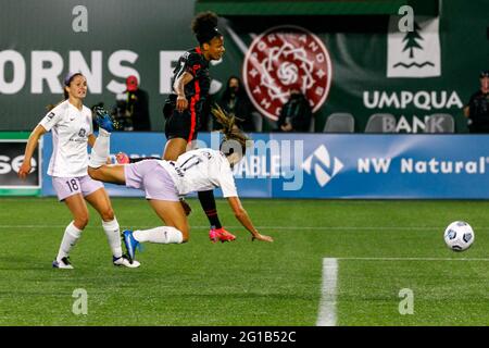 Portland, USA. Juni 2021. Emily Fox (11) stürzt, während sie dem Ball hinterher jagt. Der Portland Thorns Football Club schoss am 5. Juni 2021 im Providence Park in Portland, Oregon, den FC Racing Louisville, ein Erweiterungsteam, aus dem Jahr 3-0 heraus und schloss es schließlich aus, bevor es zu 50 % mit Covid-Einschränkungen zuging. (Foto von John Rudoff/Sipa USA) Quelle: SIPA USA/Alamy Live News Stockfoto