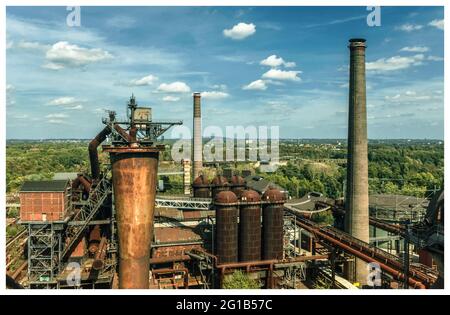 Stahlwerk und Eisenwerk im Landschaftspark Duisburg Nord mit geschlossenem Hochofenanlagen und Eisenwerk. Stockfoto