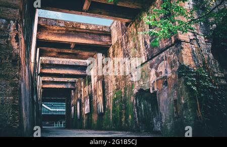 Große Wände am Hochofen im Duisburg Nord Landschaftspark aus Metall und Stahl. Industriemaschinen und verrostete Komponente in Welle 12. Stockfoto