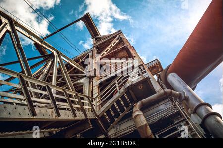 Sehen Sie den Himmel in einer traumhaften Atmosphäre im Herzen der Industriekultur auf dem Stahlrahmen im Landschaftspark Duisburg Nord. Stahlwerk, Grube. Stockfoto