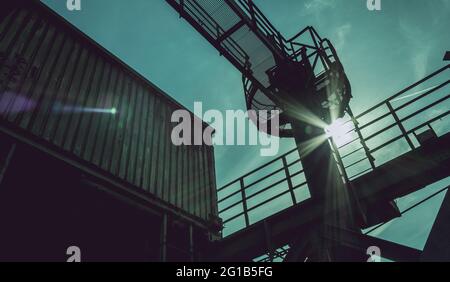 Sehen Sie den Himmel in einer traumhaften Atmosphäre im Herzen der Industriekultur auf dem Stahlrahmen im Landschaftspark Duisburg Nord. Stahlwerk, Grube. Stockfoto