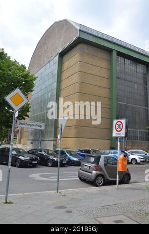 Die AEG Turbinenfabrik in Moabit, Berlin, Deutschland. Das Gebäude wurde von dem Architekten Peter Behrens entworfen und 1909 erbaut. Stockfoto