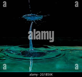 Benutzerdefinierte Wassertropfen oder Fluid Art Fotos , im GENAUEN Moment genommen 2 Tropfen Wasser kollidieren in der Luft Diese Kunst ist unglaublich schön Stockfoto