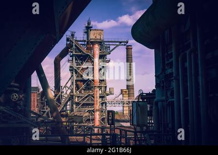 Industriekultur im Landschaftspark Duisburg Nord. Stahlarbeiten im Ruhrgebiet mit einem großen Stahlrahmen in surrealem Schwarzweiß. Stockfoto