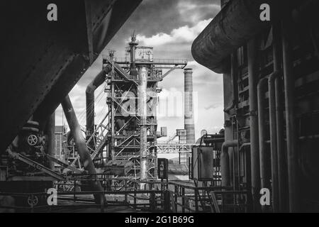 Industriekultur im Landschaftspark Duisburg Nord. Stahlarbeiten im Ruhrgebiet mit einem großen Stahlrahmen in surrealem Schwarzweiß. Stockfoto