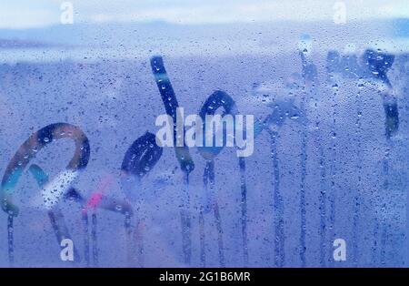 Pop-Art-Stil blau farbige Handschrift Inschrift von "Entspannen" auf dem nebligen Fenster Stockfoto