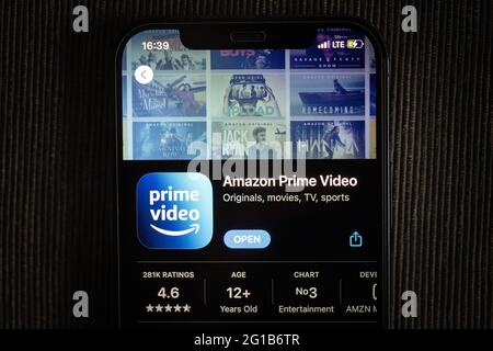 Amazon prime Video-App im Apple App Store auf einem iPhone 12-Bildschirm. Stockfoto