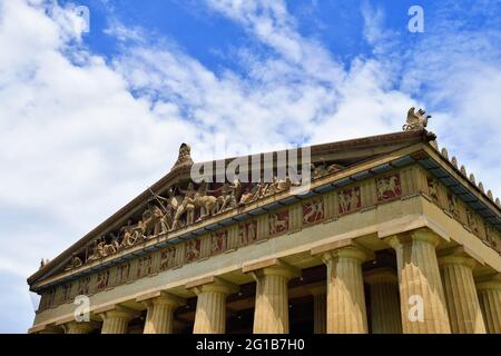 Nashville, Tennessee, USA. Säulen treffen auf Details von Dachskulpturen im Parthenon im Centennial Park. Stockfoto