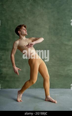 Männliche Balletttänzerin, Ausbildung in Tanzklasse Stockfoto