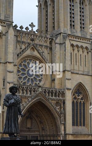 Bristol, Großbritannien. 3. Juni 2021. Eine Statue von Raja Rammohun Roy vor der Kathedrale von Bristol, die 1833 bei einem Besuch in Bristol an einer Meningitis starb. Stockfoto