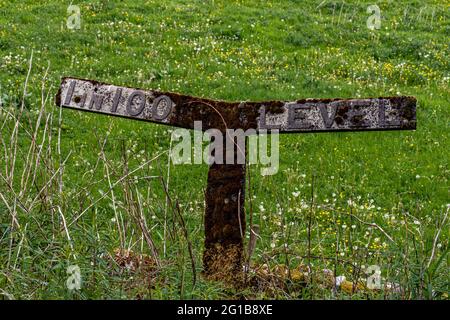 Old Railway Marker und Egg Kauf Ehrlichkeit Box auf dem High Peak Trail Peak District Derbyshire, England Stockfoto