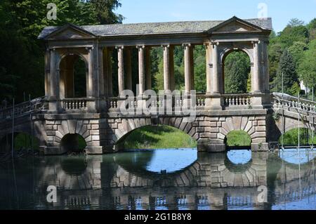 Bath, Großbritannien. 4. Juni 2021. Laufende strukturelle und technische Arbeiten an den Dämmen zur Wiederherstellung der Palladio-Brücke im Prior Park Landscape Garden. Stockfoto