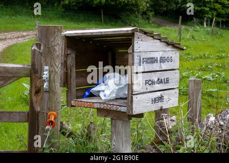 Old Railway Marker und Egg Kauf Ehrlichkeit Box auf dem High Peak Trail Peak District Derbyshire, England Stockfoto