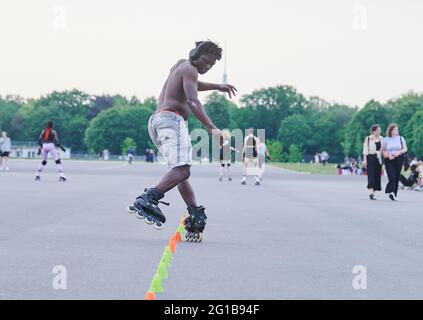 Berlin, Deutschland. Juni 2021. Soumaila und viele andere Leute laufen auf dem Tempelhofer Feld Inline Skaten. Quelle: Annette Riedl/dpa/Alamy Live News Stockfoto