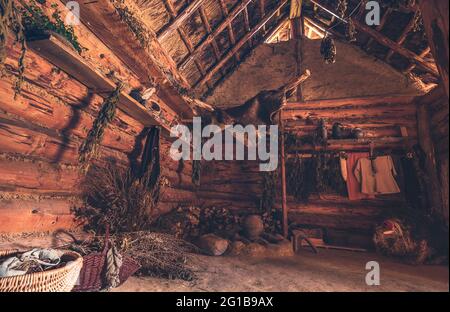 Alte Holzhütte und Fischerhütte. Nahaufnahme einer alten Hütte im Mittelalter. Alte Fischerhütte und Holzhütte mit Gewürzen und Töpfen. Böse Tote. Stockfoto