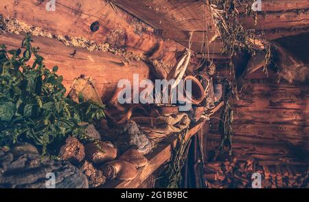 Alte Holzhütte und Fischerhütte. Nahaufnahme einer alten Hütte im Mittelalter. Alte Fischerhütte und Holzhütte mit Gewürzen und Töpfen. Böse Tote. Stockfoto