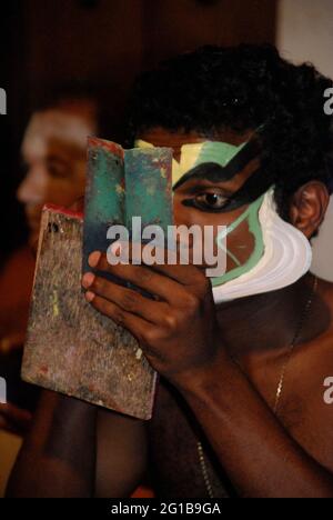 A Dancer schminkt sich vor seiner Aufführung von Koodiyattam Dance, einem klassischen Tanzdrama aus Kerela, Indien. 15.Mai 2006. Stockfoto