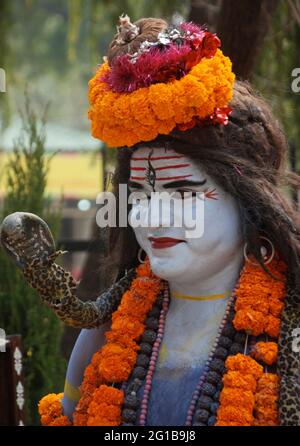 Ein Künstler, der als der indische Gott Shiva beim jährlichen Surajkund Mela in Delhi, Indien, gastiert. Die Messe zeigt Kunsthandwerk aus ganz Indien. 22. Februar 2006. Stockfoto