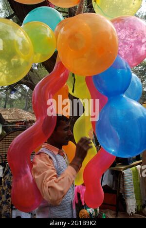 Ein Mann verkauft Ballons beim jährlichen Surajkund Mela in Delhi, Indien. Die Messe zeigt Kunsthandwerk aus ganz Indien. 22. Februar 2006. Stockfoto