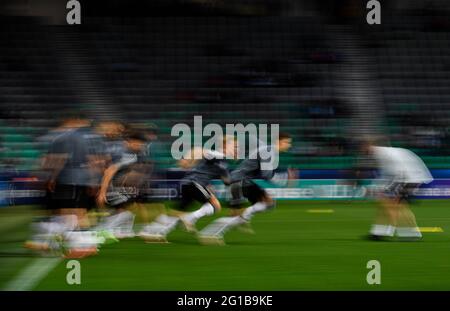 Ljubljana, Slowenien. Juni 2021. Fußball, U-21 Männer: Europameisterschaft, Portugal - Deutschland, Endrunde, Finale im Stadion Stozice. Deutsche Spieler wärmen sich auf. Kredit: Marton Monus/dpa/Alamy Live Nachrichten Stockfoto