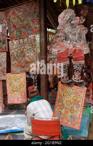 Ein Handwerker aus Andhra Pradesh erwartet Kunden an seinem Stand, beim jährlichen Surajkund Mela in Delhi, Indien. Die Messe zeigt Kunsthandwerk aus ganz Indien. 22. Februar 2006. Stockfoto