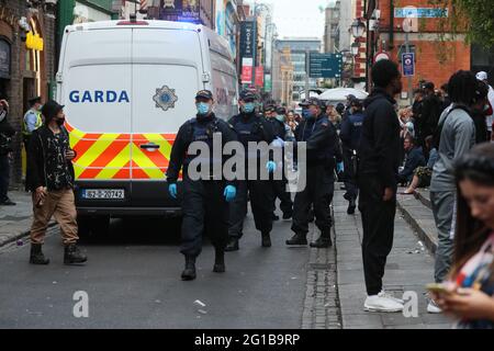 Mitglieder der Public Order Unit im Viertel Temple Bar im Stadtzentrum Dublins, nachdem Glasflaschen und andere Raketen auf gardai geworfen wurden, als sie am Samstagabend mit großen Menschenmengen in der Stadt zusammenprallten. Bilddatum: Sonntag, 6. Juni 2021. Stockfoto