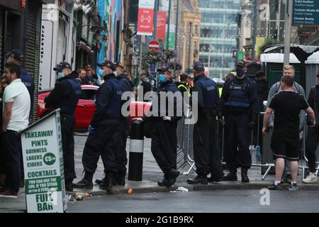 Mitglieder der Public Order Unit im Viertel Temple Bar im Stadtzentrum Dublins, nachdem Glasflaschen und andere Raketen auf gardai geworfen wurden, als sie am Samstagabend mit großen Menschenmengen in der Stadt zusammenprallten. Bilddatum: Sonntag, 6. Juni 2021. Stockfoto