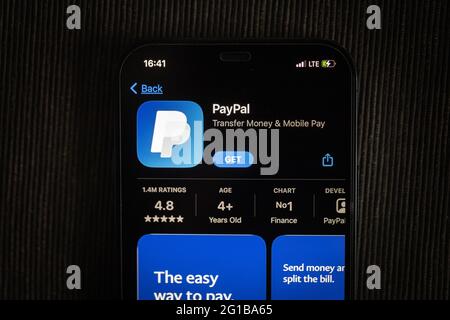 PayPal-App im Apple App Store auf einem iPhone 12-Bildschirm. Stockfoto