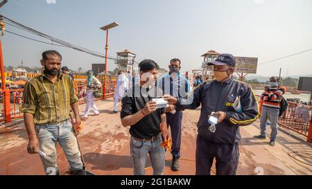 Haridwar, Uttarakhand Indien 06. April 2021. Polizisten verbreiten das Bewusstsein für den Schutz vor dem Coronavirus, um sich während des Maha Kumbh 2021 vor dem Coronavirus zu schützen. Apple prores 422 Hochwertige 4k-Aufnahmen. Stockfoto