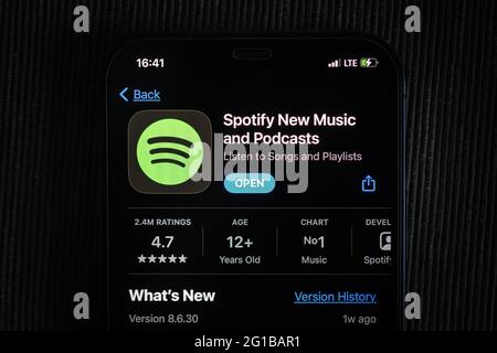Spotify-App im Apple App Store auf einem iPhone 12-Bildschirm. Stockfoto