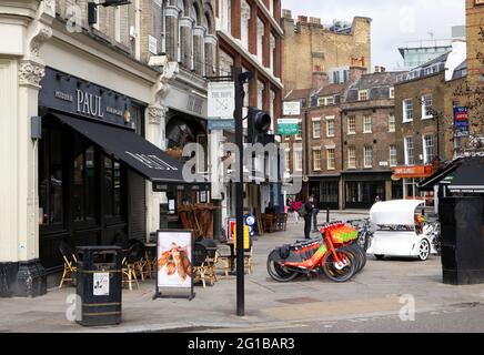 Jump Uber Elektrofahrräder, die vor der Bäckerei Paul in der Nähe der Cowcross Street in Clerkenwell, London, England, GEPARKT SIND, KATHY DEWITT Stockfoto