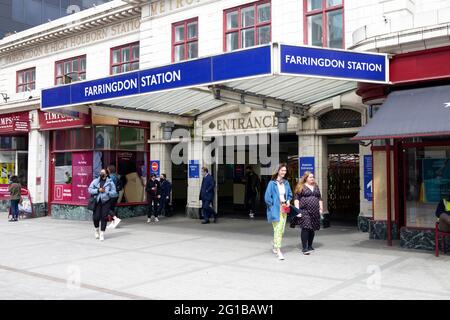 Reisende mit Gesichtsmaske während der covid 19 Pandemie am Eingang der Farringdon U-Bahnstation in Clerkenwell London England Großbritannien KATHY DEWITT Stockfoto