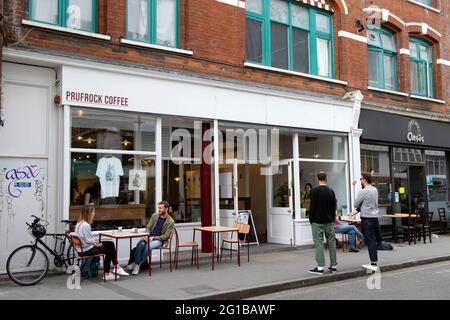 Personenkunden Social Distancing Sitztische außerhalb von Prufrock Coffee Shop während der Covid-Pandemie im Exmouth Market London England Großbritannien KATHY DEWITT Stockfoto