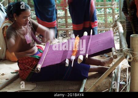 Eine Frau aus der Chakma-Gemeinschaft webt die Kathina Chibarang, eine Robe für buddhistische Mönche, um sie beim jährlichen Kathina Chibarang-Fest in Raj Ban Bihar in Rangamati anzubieten. Bangladesch. 22. August 2006. Stockfoto