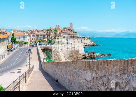 Antibe, FRANKREICH - 04.06.2021: Antibes Französische Stadt an der französischen Riviera. Landschaftsansicht auf das alte Küstendorf und die Festung im mittelmeer. Stockfoto