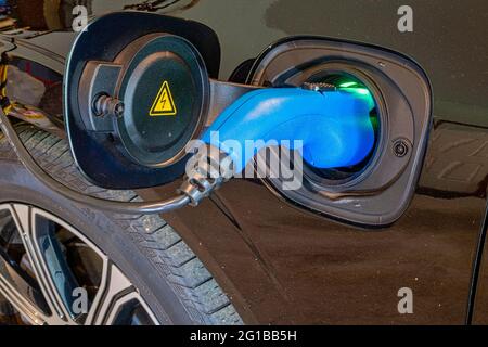 Laden eines Elektrofahrzeugs, USA Stockfoto