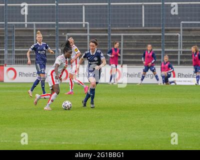 Köln, Deutschland. Juni 2021. Eunice Beckmann (11 1. FC Köln) und Kathrin Schermuly (5 SG 99 Andernach) während des 2. Damen Bundesliga-Spiel zwischen 1. FC Köln und SG 99 Andernach im Franz-Kremer-Stadion in Köln. Kredit: SPP Sport Pressefoto. /Alamy Live News Stockfoto