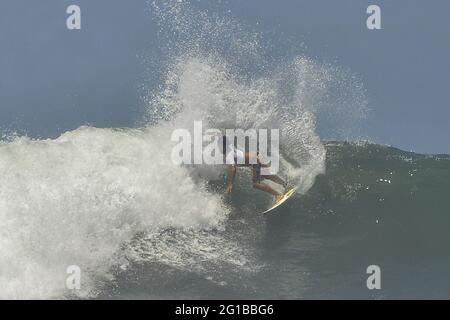 Tamanique, El Salvador. Juni 2021. Jeremy Flores aus Frankreich fährt eine Welle während des Finales der ISA World Surfing Games in El Salvador, wo die letzten 12 Tickets für die Olympischen Spiele in Tokio im Surf vergeben werden. Quelle: Camilo Freedman/ZUMA Wire/Alamy Live News Stockfoto