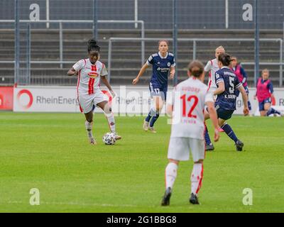 Köln, Deutschland. Juni 2021. Eunice Beckmann (11 1. FC Köln) kontrolliert den Ball während des 2. Damen Bundesliga-Spiel zwischen 1. FC Köln und SG 99 Andernach im Franz-Kremer-Stadion in Köln. Kredit: SPP Sport Pressefoto. /Alamy Live News Stockfoto