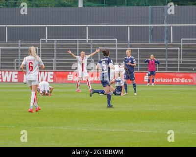 Köln, Deutschland. Juni 2021. Reaktionen während des 2. Damen Bundesliga-Spiel zwischen 1. FC Köln und SG 99 Andernach im Franz-Kremer-Stadion in Köln. Kredit: SPP Sport Pressefoto. /Alamy Live News Stockfoto