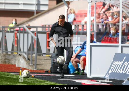 Cumbernauld, Großbritannien. Juni 2021. Glasgow City Head Coach, Scott Booth während der Scottish Building Society Scottish Women's Premier League 1 Fixture Glasgow City FC vs Rangers FC, Broadwood Stadium, Cumbernauld, North Lanarkshire, 06/06/2021 Quelle: Colin Poultney/Alamy Live News Stockfoto