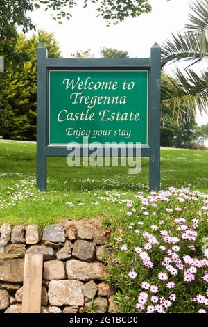 Willkommen bei Tregenna Castle Estate Schild, Eingang zum Hotelgelände, Carbis Bay, St. Ives, Cornwall, Großbritannien, Juni 2021 Stockfoto