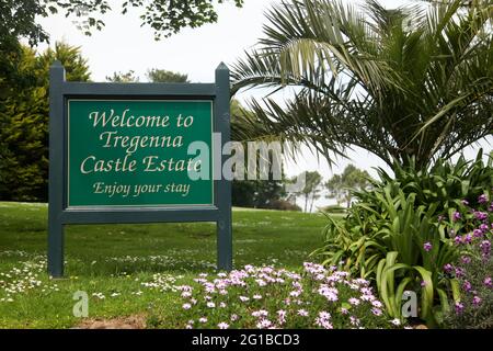 Willkommen bei Tregenna Castle Estate Schild, Eingang zum Hotelgelände, Carbis Bay, St. Ives, Cornwall, Großbritannien, Juni 2021 Stockfoto