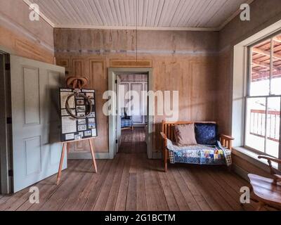 Innenraum der erhaltenen Museumshütte Kentucky Camp, Sonoita, Arizona, USA Stockfoto