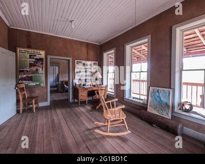 Innenraum der erhaltenen Museumshütte Kentucky Camp, Sonoita, Arizona, USA Stockfoto